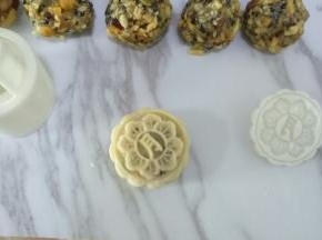 压出月饼形状，依次做完所有