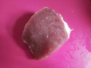 猪肉清洗干净。