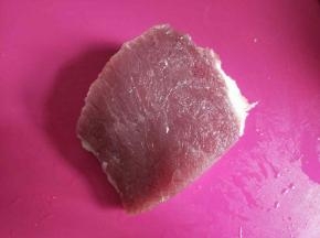 猪肉清洗干净。