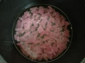 切好的肉块放入电高压锅，加少许料酒，压20分钟。