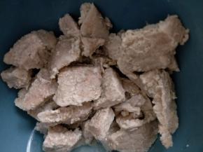 高压锅压好的肉块沥干水。