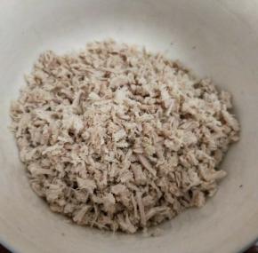用手把肉撕开，撕的越细越好。