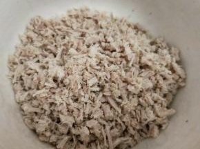 用手把肉撕开，撕的越细越好。