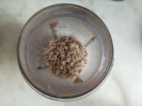 撕好的肉放入料理机打几秒钟。