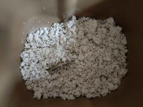 打好的肉已经很碎了，放入面包机，倒入5克玉米油，开启翻炒程序40分钟左右。