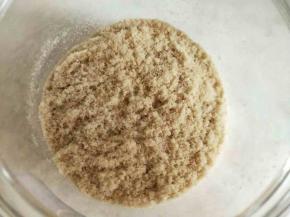 炒干水份后取出，再次用料理机搅打几秒钟。