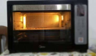 烤箱预热，160度烤5分钟定型，拿出来刷少许鸡蛋液，继续放回烤箱烤15分钟（鸡蛋液是一个蛋黄加少许水搅拌均匀）