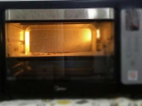 烤箱预热，160度烤5分钟定型，拿出来刷少许鸡蛋液，继续放回烤箱烤15分钟（鸡蛋液是一个蛋黄加少许水搅拌均匀）