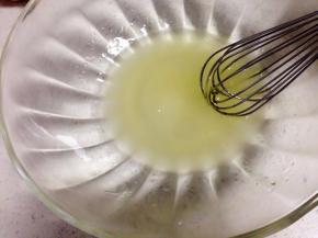 把花生油、转化糖浆混合搅拌均匀