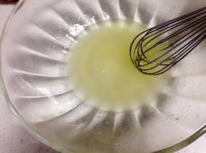 把花生油、转化糖浆混合搅拌均匀