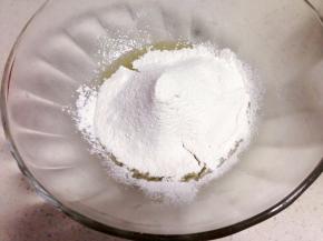 广式月饼预拌粉过筛加入容器中