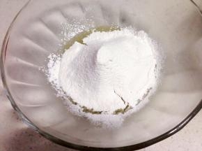 广式月饼预拌粉过筛加入容器中