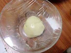 然后混合搅拌成软滑面团状，盖保鲜膜进行醒面1-2小时。