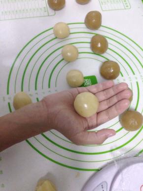 将莲蓉馅分成35克一个、饼皮20克一个、然后搓圆。