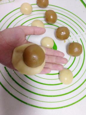 月饼皮压扁把馅放在饼皮上