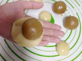 月饼皮压扁把馅放在饼皮上