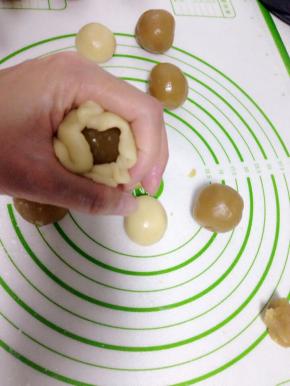 用左手虎口捏着，慢慢的往上推，直到把馅料全部包裹住。