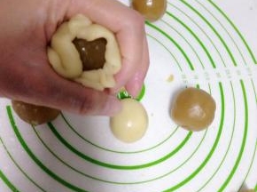 用左手虎口捏着，慢慢的往上推，直到把馅料全部包裹住。