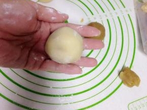 然后搓圆，再粘上少量的干粉。