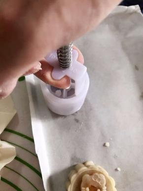 然后轻轻推月饼模顶部，月饼坯就给压出来了。