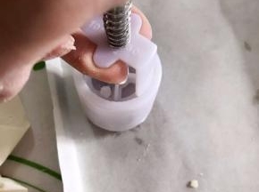 然后轻轻推月饼模顶部，月饼坯就给压出来了。