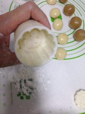 月模具装好花片，装入少许粉滚一圈，再把面粉磕出来