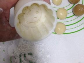 月模具装好花片，装入少许粉滚一圈，再把面粉磕出来