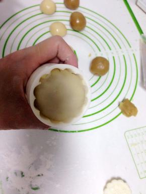 把月饼放入模具中