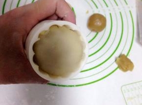 把月饼放入模具中
