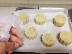 进烤箱前喷上水，以防表面开裂