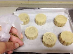 进烤箱前喷上水，以防表面开裂