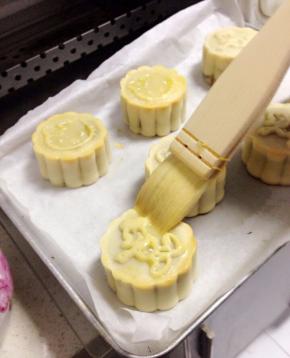 .取出，稍微放凉再轻轻的刷上一层蛋液