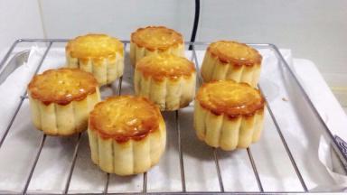 烤好的月饼出炉，放在烤架上晾凉，室温放置回油即可！