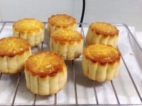 烤好的月饼出炉，放在烤架上晾凉，室温放置回油即可！