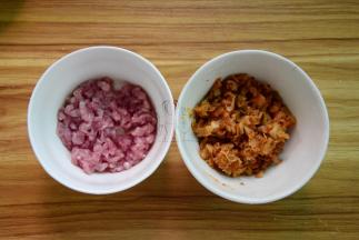 瘦肉切粒；泡菜抓去汁切碎