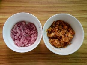 瘦肉切粒；泡菜抓去汁切碎