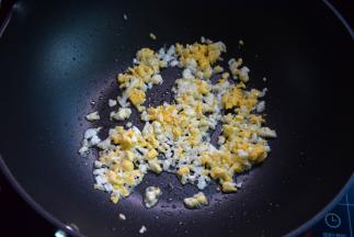 热油锅，打入鸡蛋炒成块再弄碎盛出待用