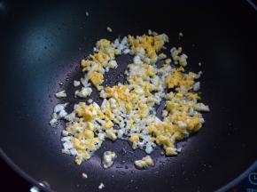 热油锅，打入鸡蛋炒成块再弄碎盛出待用