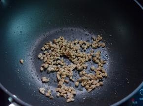 再热油，把肉粒炒熟炒干