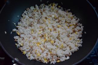 加入炒好的鸡蛋和米饭炒散