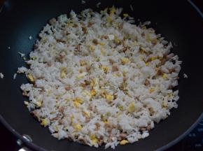 加入炒好的鸡蛋和米饭炒散