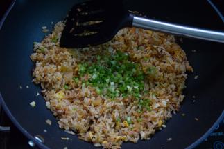 加酱油和盐调味，再撒入葱花炒匀即可