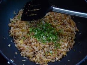 加酱油和盐调味，再撒入葱花炒匀即可