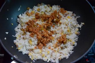 加入泡菜翻炒均匀