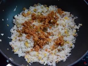加入泡菜翻炒均匀
