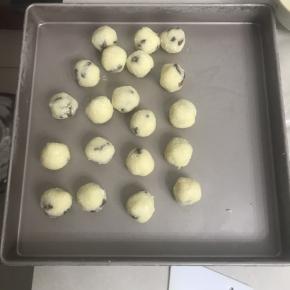 7 这时把椰蓉馅分成20 份滚圆，继续放回冰箱冷藏。