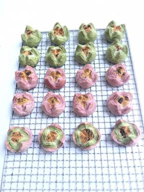 11 出炉后移至烤网上放凉，密封保存。