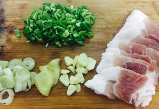 我是和卤肉一起的，正好可以借用个肉香，材料准备好如图