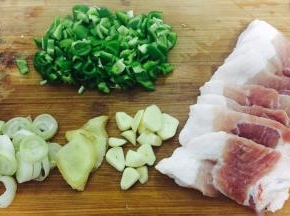 我是和卤肉一起的，正好可以借用个肉香，材料准备好如图