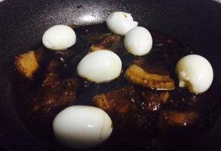 中火炖煮，至肉片变熟，加入煮好的鸡蛋，下锅前，在鸡蛋表面划上几个口子
